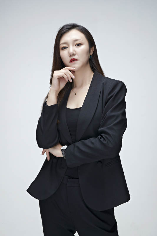 影棚拍摄白色背景亚洲年轻女性商务人像图片