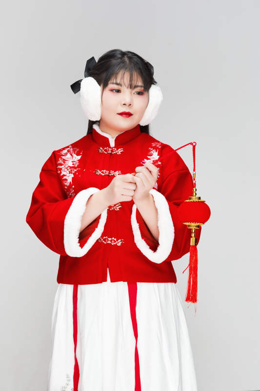 手提红灯笼身穿喜庆汉服的可爱少女图片