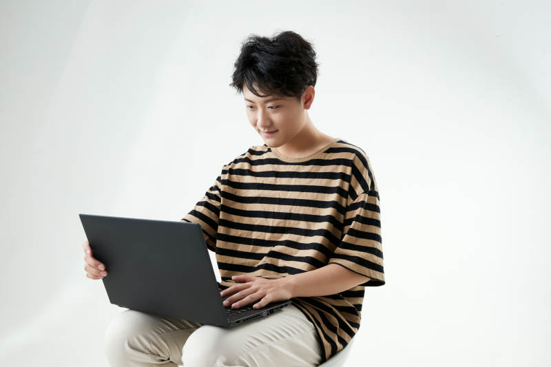 沉浸在网络恋爱世界的青年男子图片