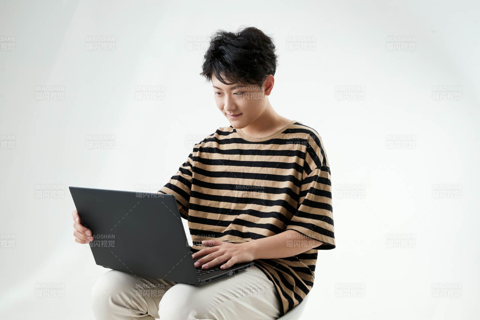 沉浸在网络恋爱世界的青年男子图片