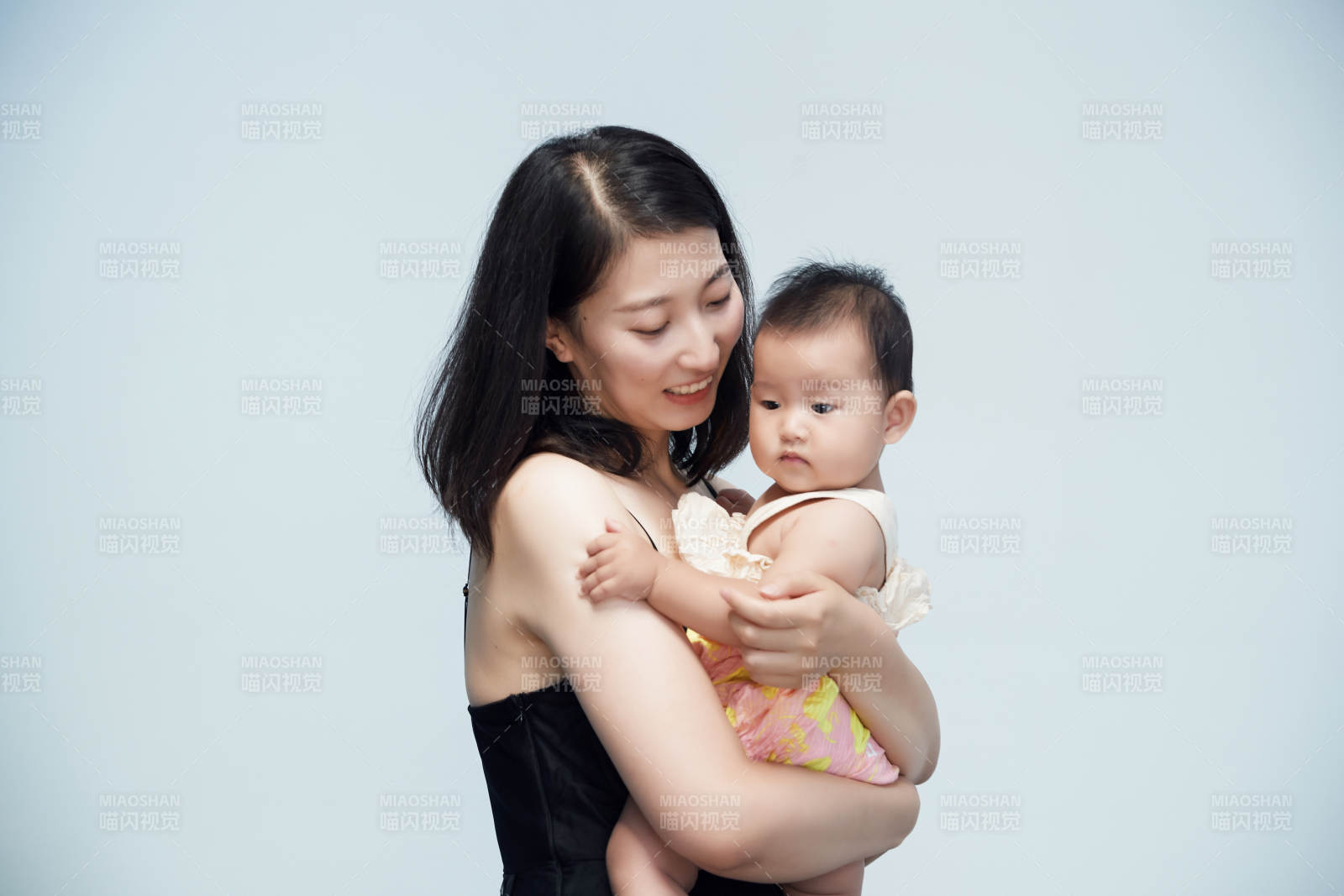 妈妈陪伴宝宝快乐的玩耍图片