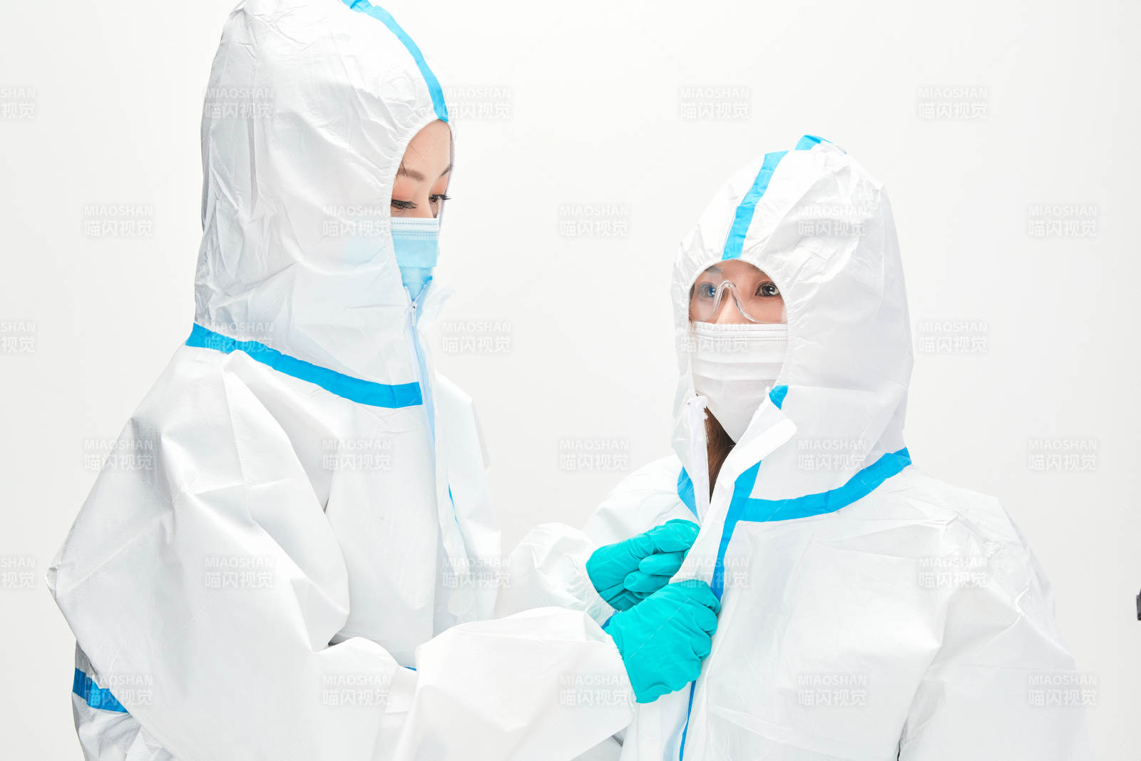 穿白色防护服佩戴护目镜口罩的防疫人员图片