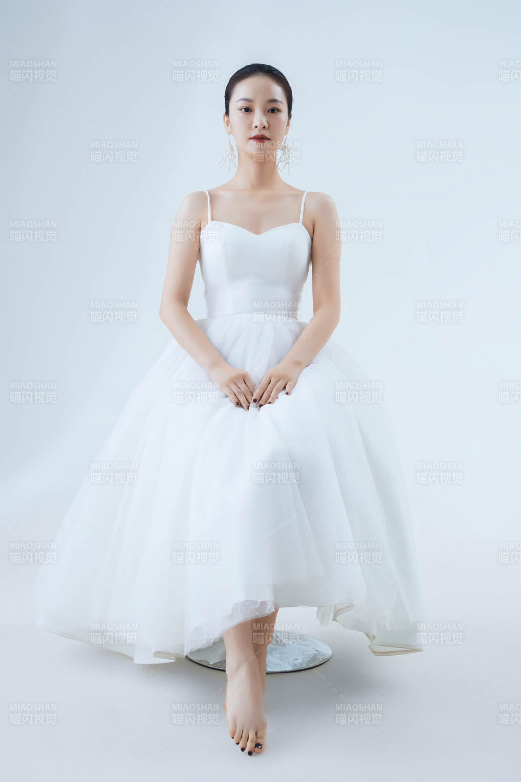 棚拍白色背景下的洁白婚纱新娘美妆图片