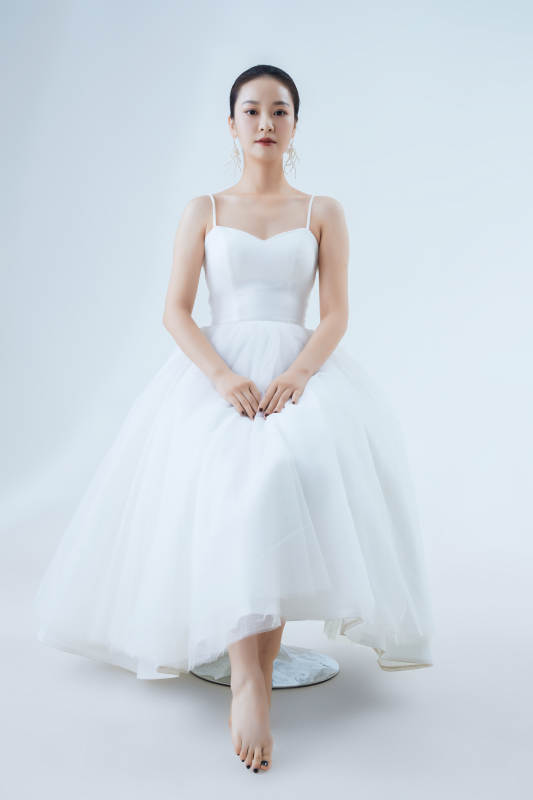 棚拍白色背景下的洁白婚纱新娘美妆图片