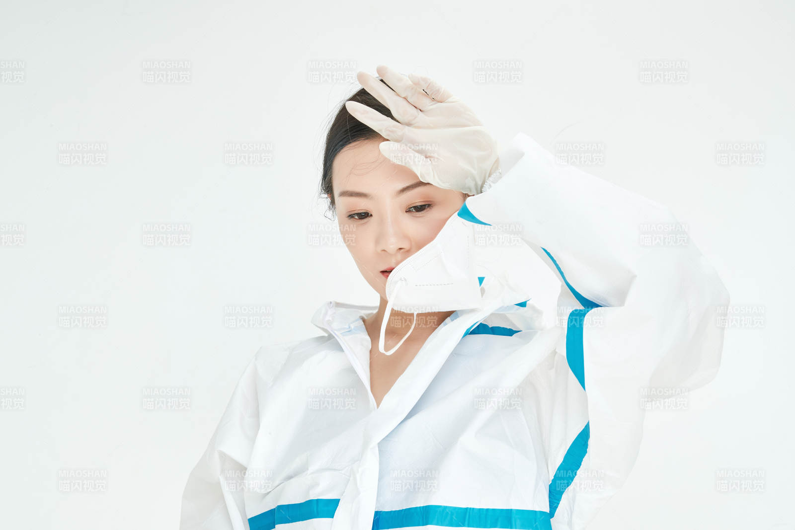 穿白色防护服佩戴护目镜口罩的女性医疗人员图片