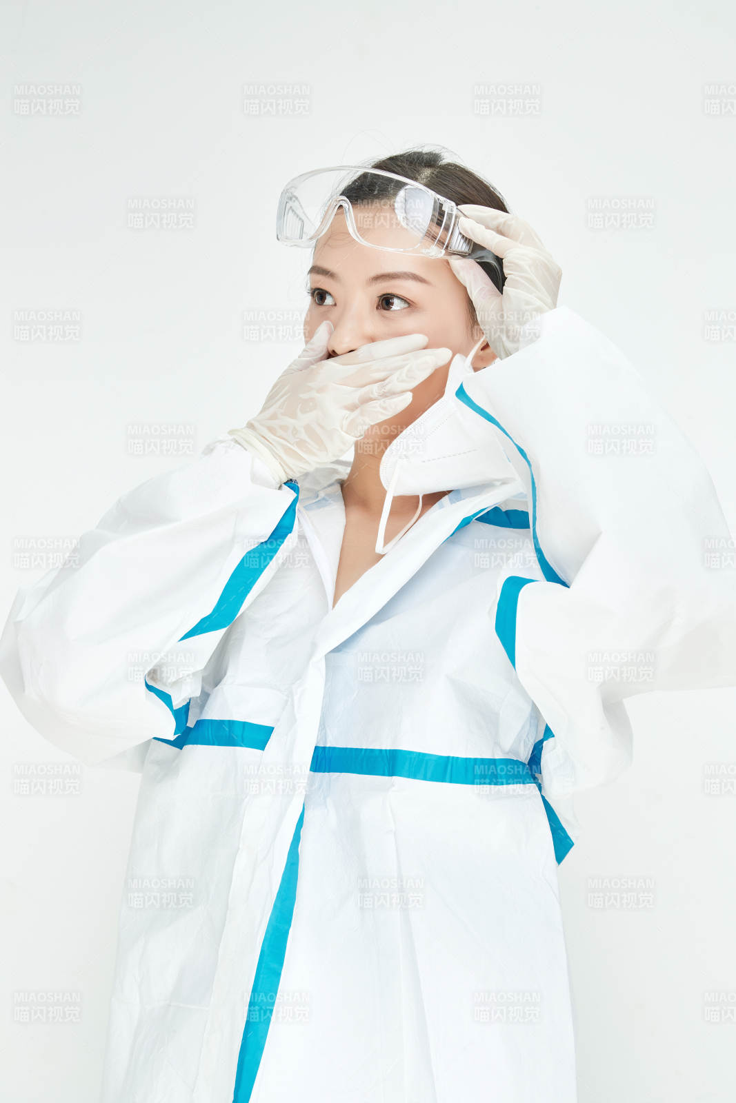 穿白色防护服佩戴护目镜口罩的女性医疗人员图片