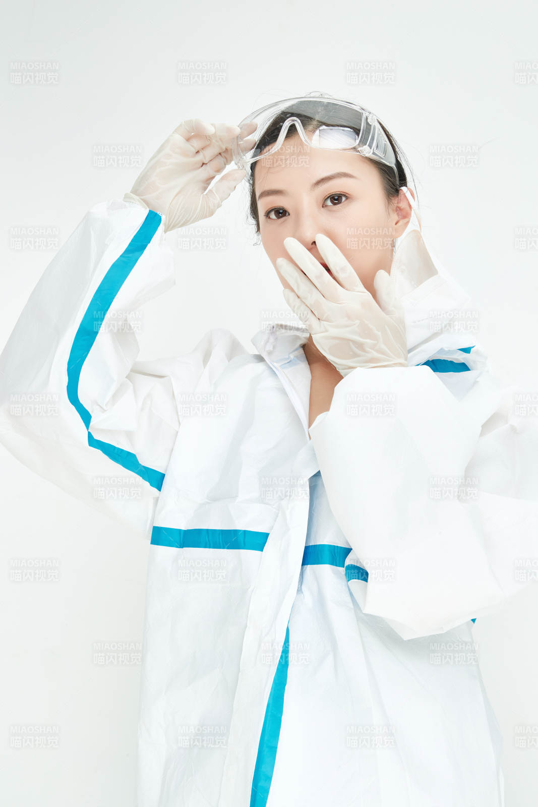 穿白色防护服佩戴护目镜口罩的女性医疗人员图片