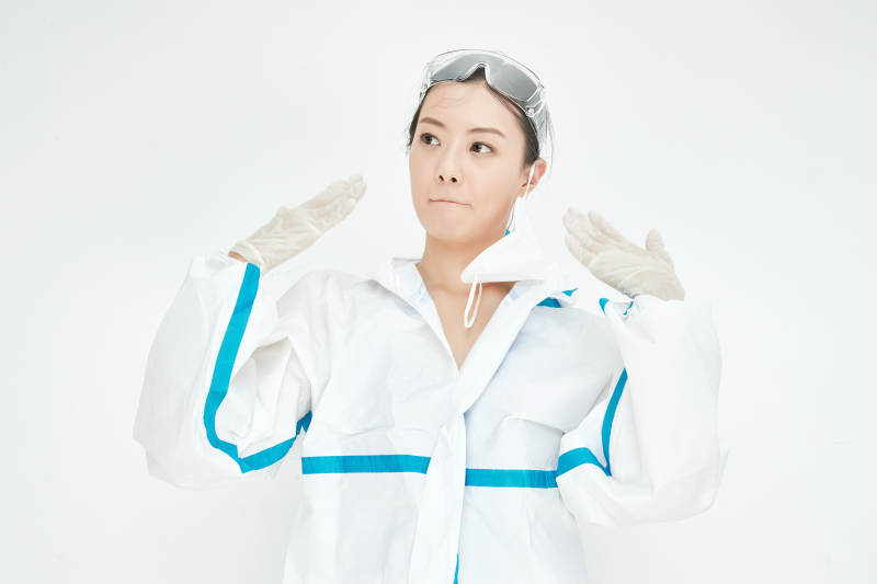 穿白色防护服佩戴护目镜口罩的女性医疗人员图片