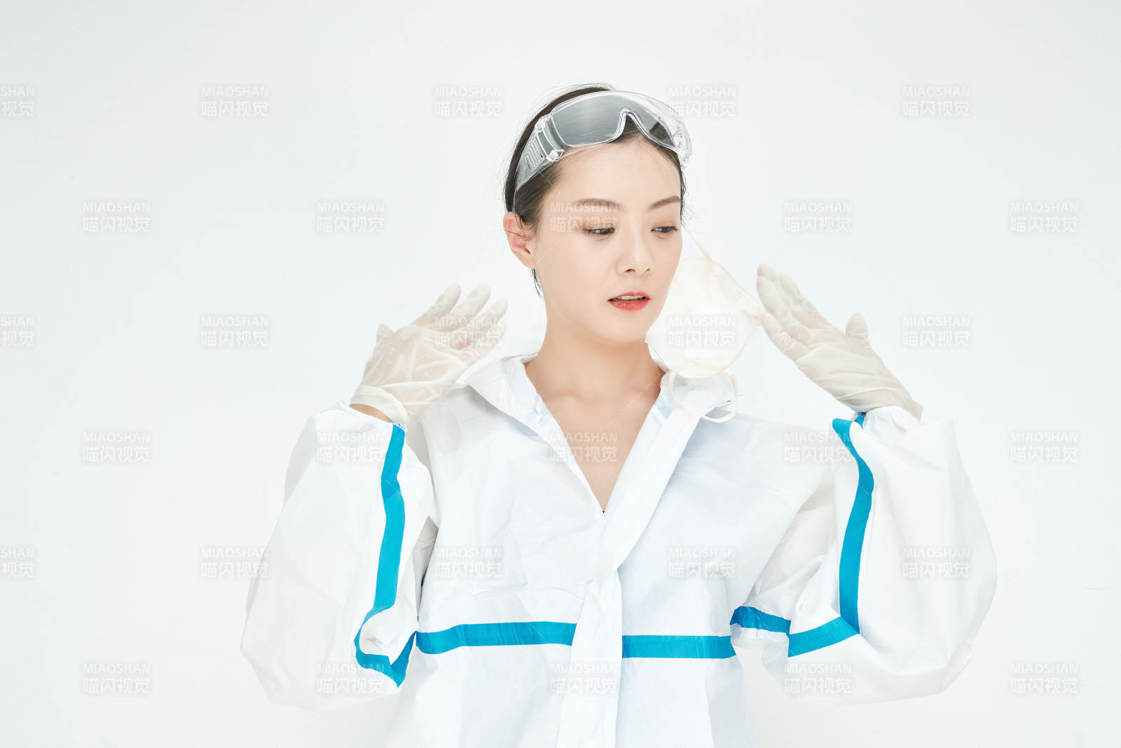 穿白色防护服佩戴护目镜口罩的女性医疗人员图片