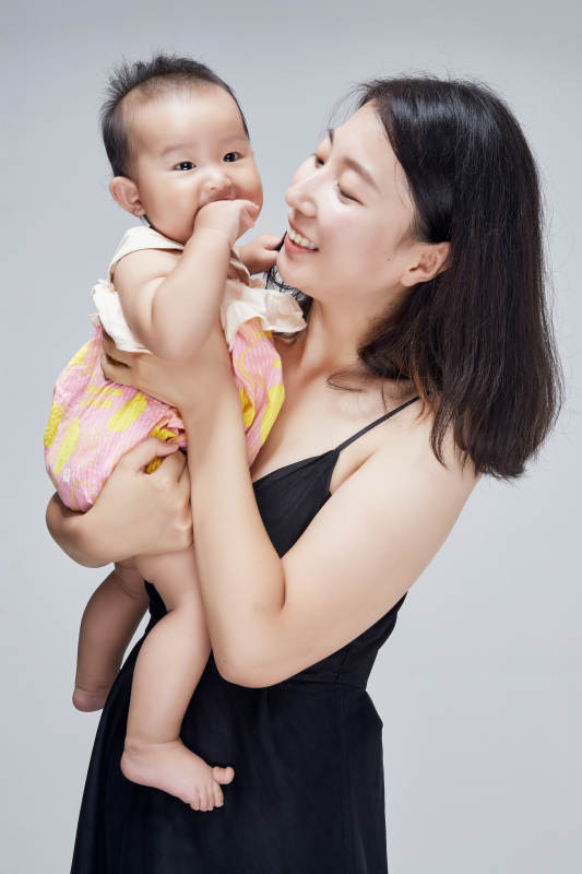 妈妈陪伴宝宝快乐的玩耍图片
