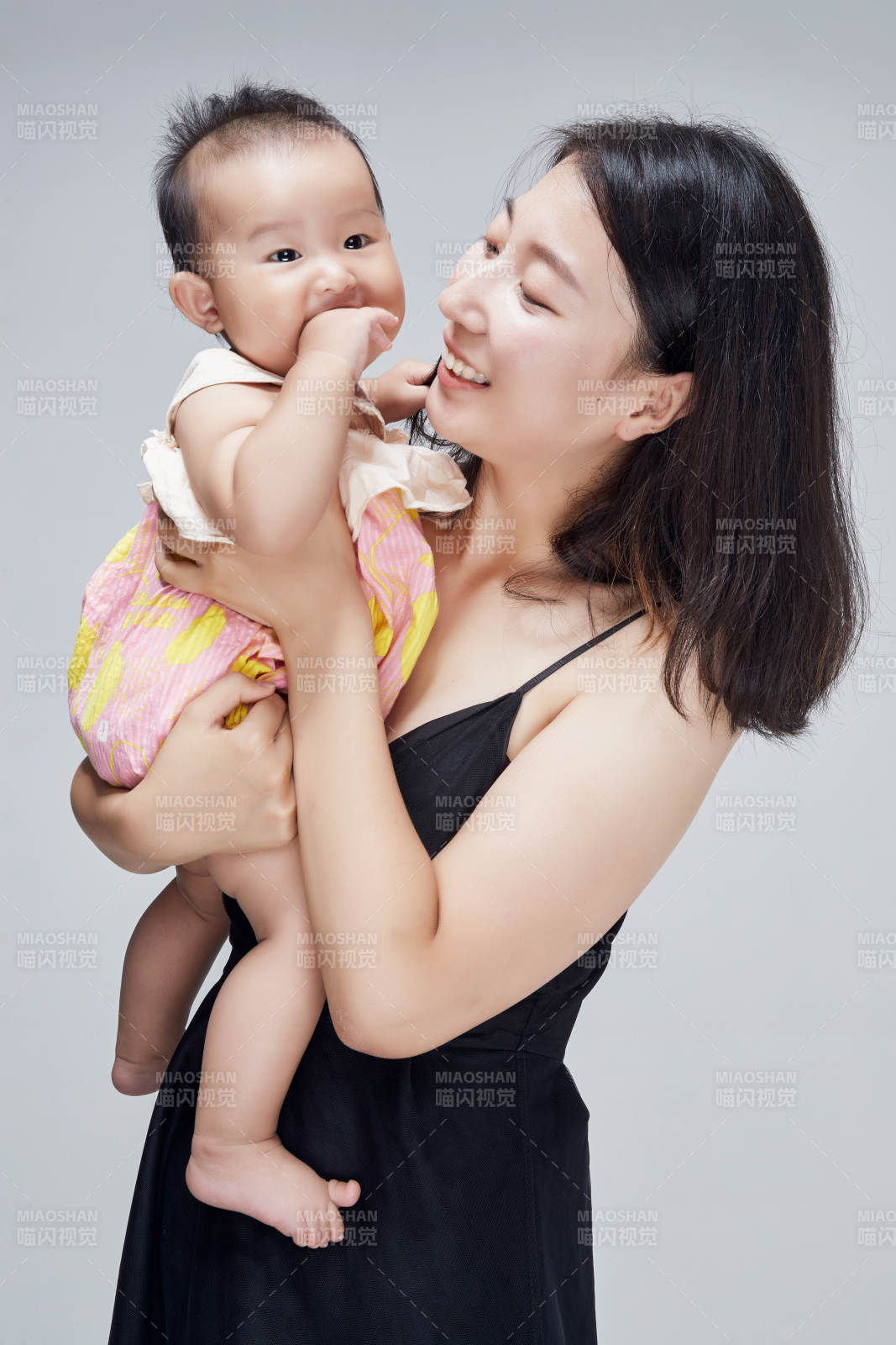 妈妈陪伴宝宝快乐的玩耍图片