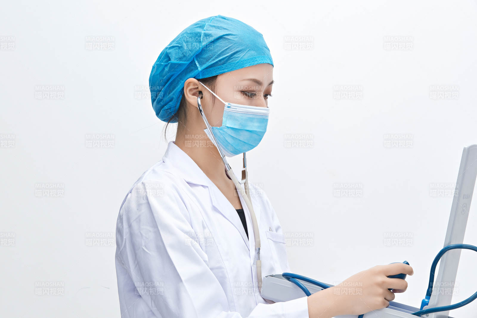 白色背景下手持血压计的门诊医生图片