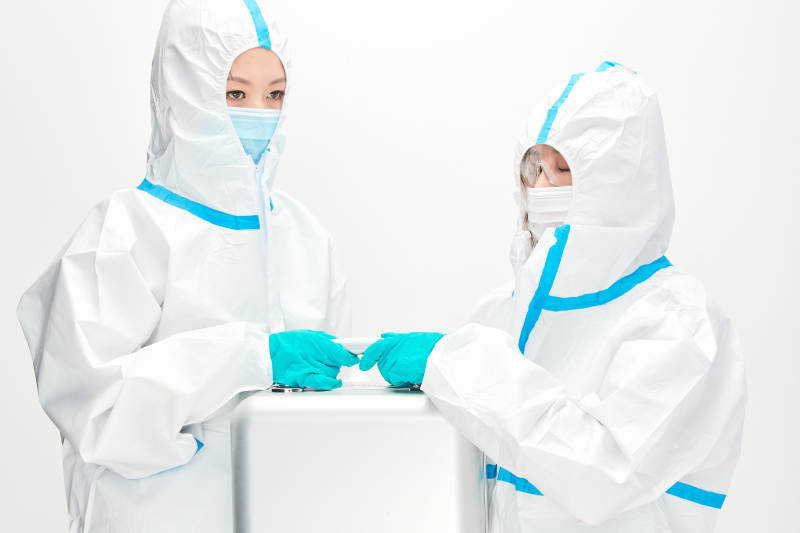 穿白色防护服佩戴护目镜口罩的防疫人员图片