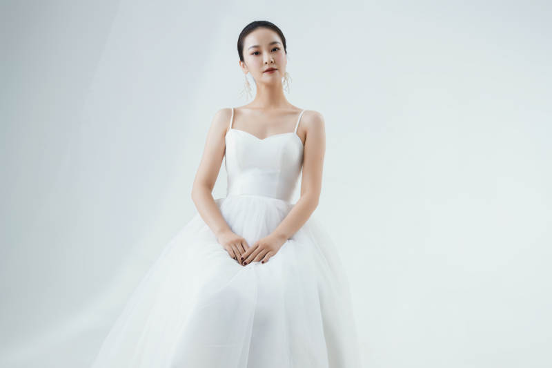 棚拍白色背景下的洁白婚纱新娘美妆图片