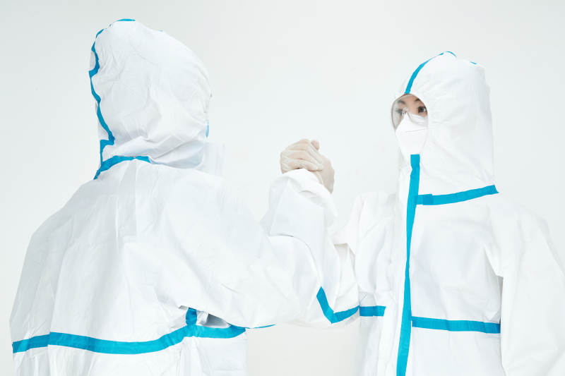 穿白色防护服佩戴护目镜口罩的女性医疗人员图片