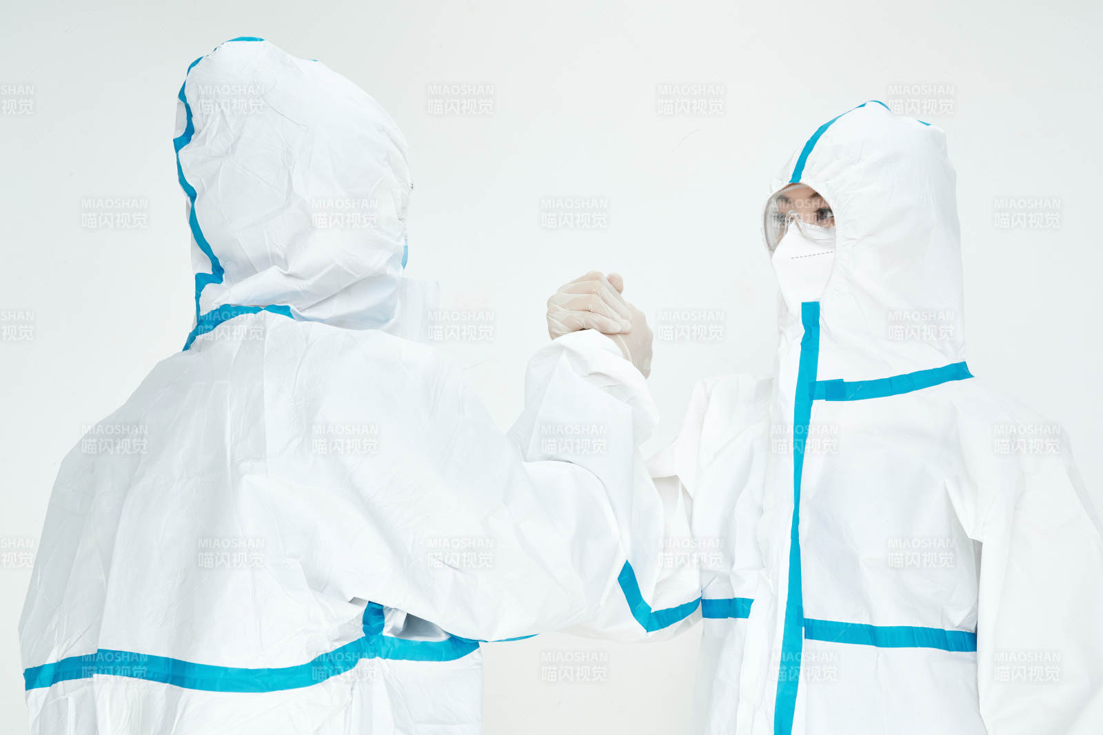 穿白色防护服佩戴护目镜口罩的女性医疗人员图片