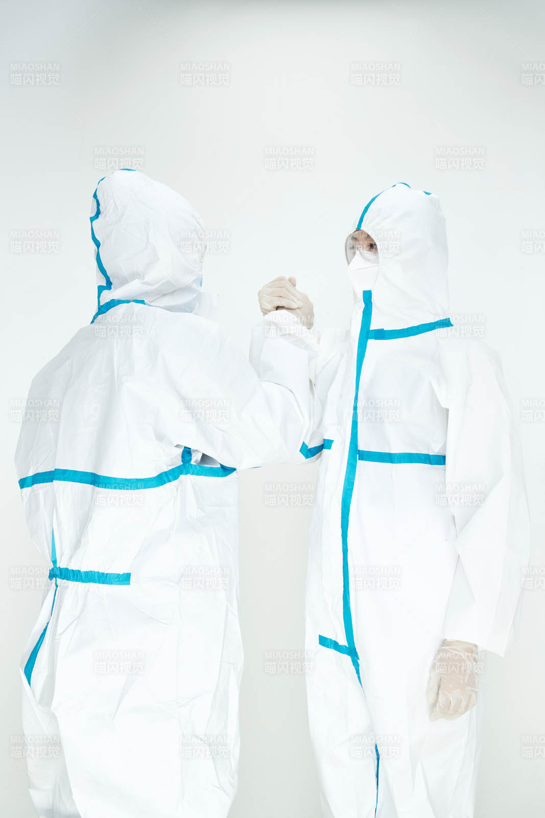 穿白色防护服佩戴护目镜口罩的女性医疗人员图片