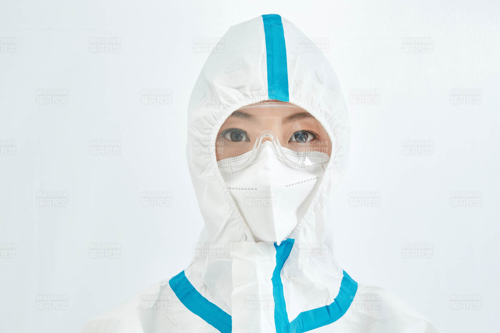 穿白色防护服佩戴护目镜口罩的女性医疗人员图片