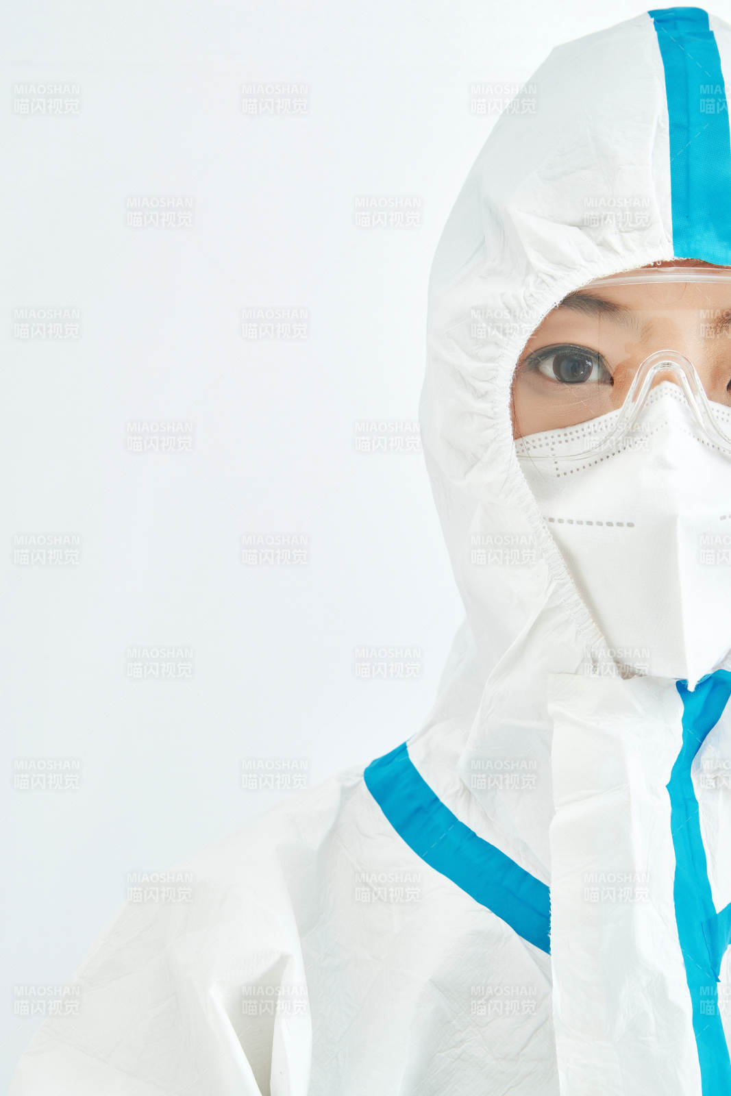 穿白色防护服佩戴护目镜口罩的女性医疗人员图片
