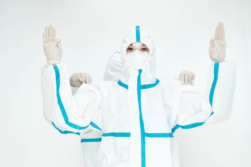 穿白色防护服佩戴护目镜口罩的女性医疗人员图片