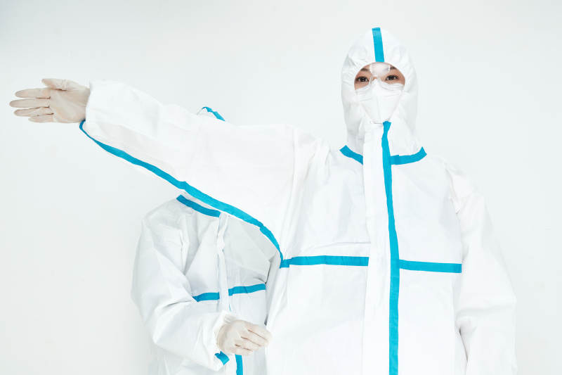 穿白色防护服佩戴护目镜口罩的女性医疗人员图片