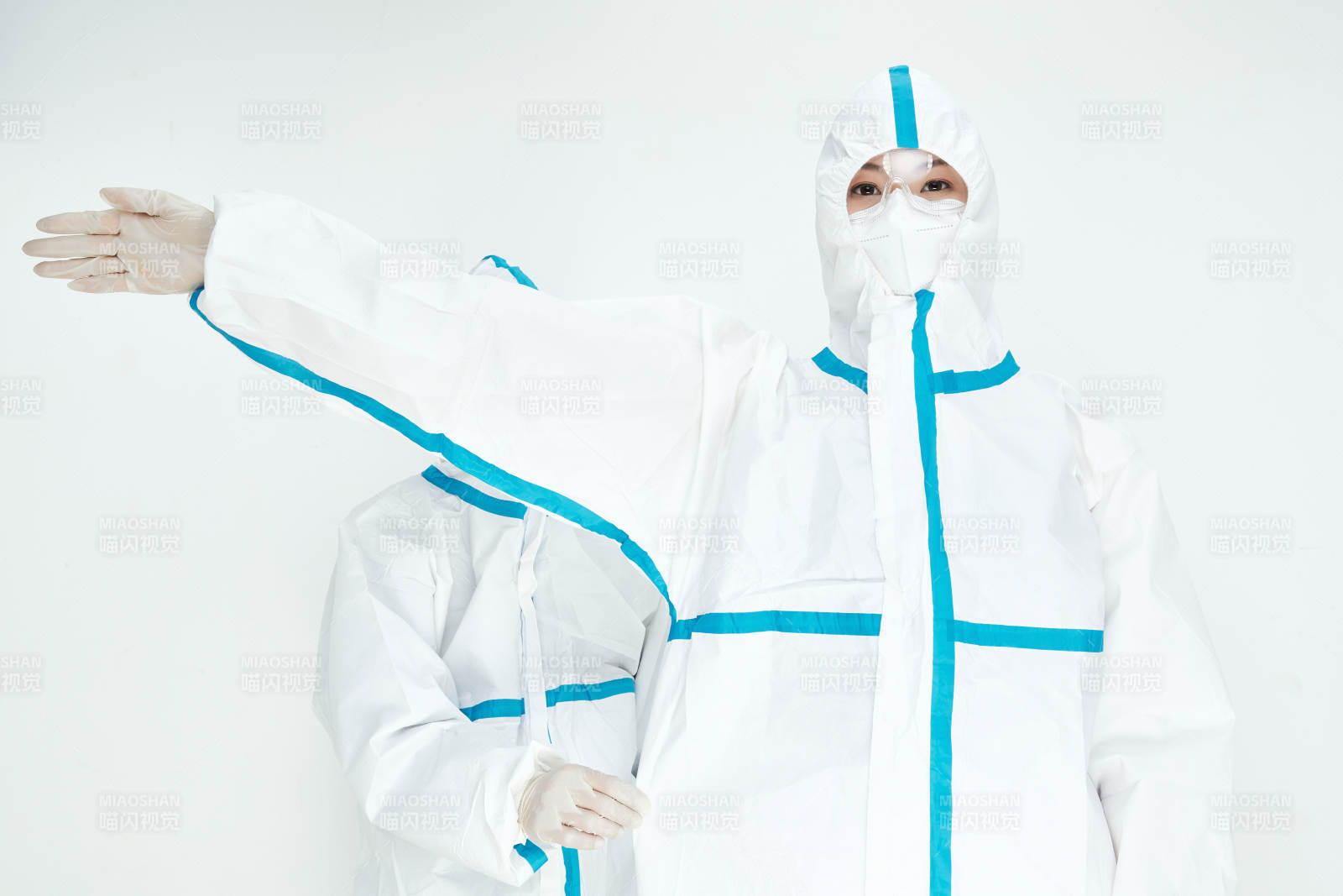 穿白色防护服佩戴护目镜口罩的女性医疗人员图片