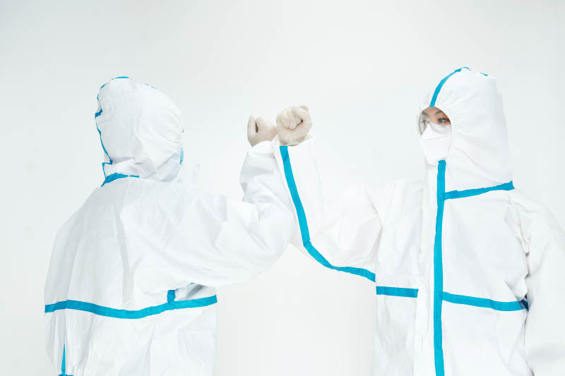 穿白色防护服佩戴护目镜口罩的女性医疗人员图片