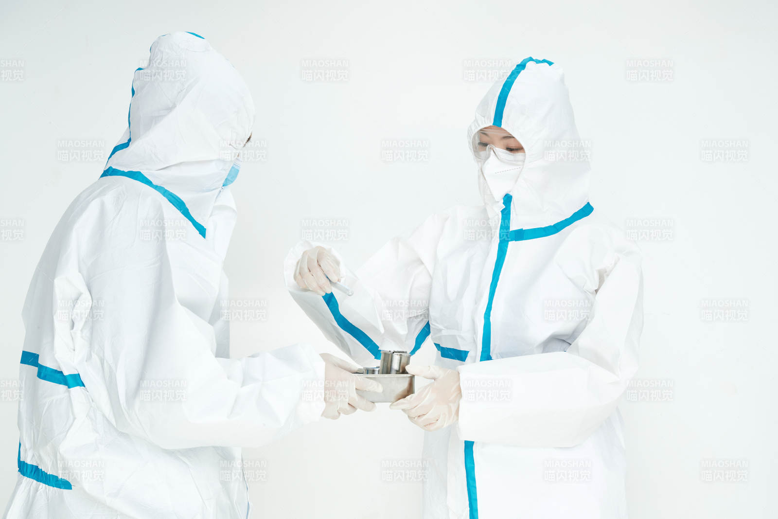 穿白色防护服佩戴护目镜口罩的女性医疗人员图片