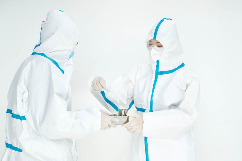 穿白色防护服佩戴护目镜口罩的女性医疗人员图片