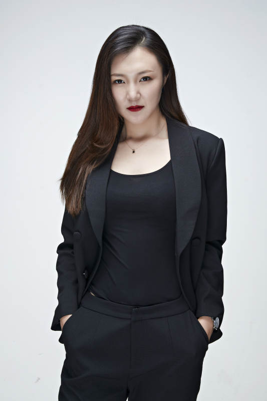 影棚拍摄白色背景亚洲年轻女性商务人像图片