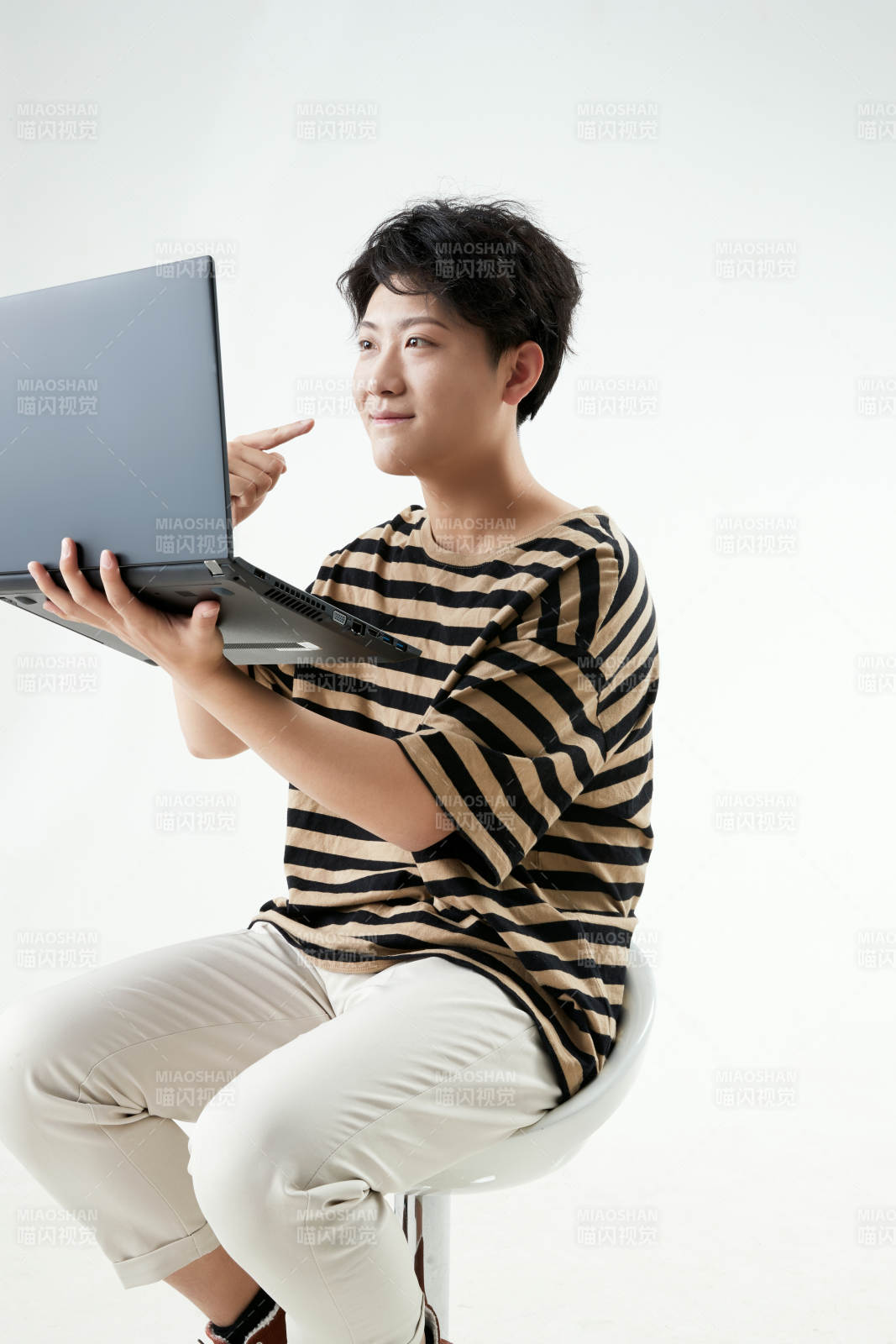 沉浸在网络恋爱世界的青年男子图片