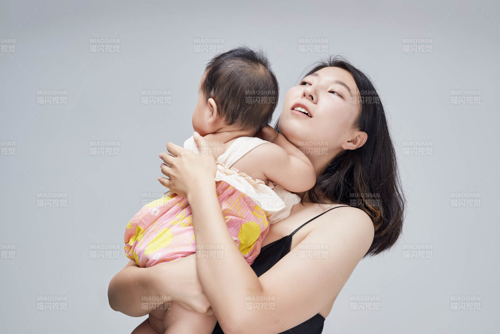 妈妈陪伴宝宝快乐的玩耍图片