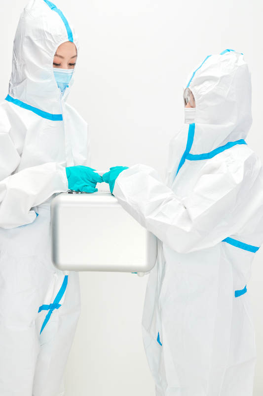 穿白色防护服佩戴护目镜口罩的防疫人员图片