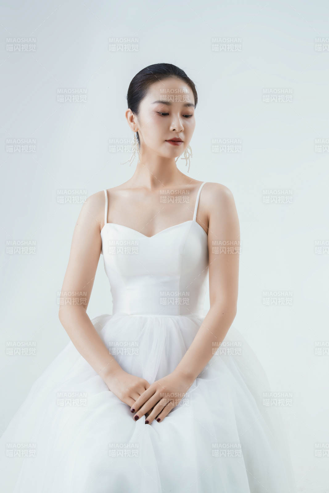 棚拍白色背景下的洁白婚纱新娘美妆图片