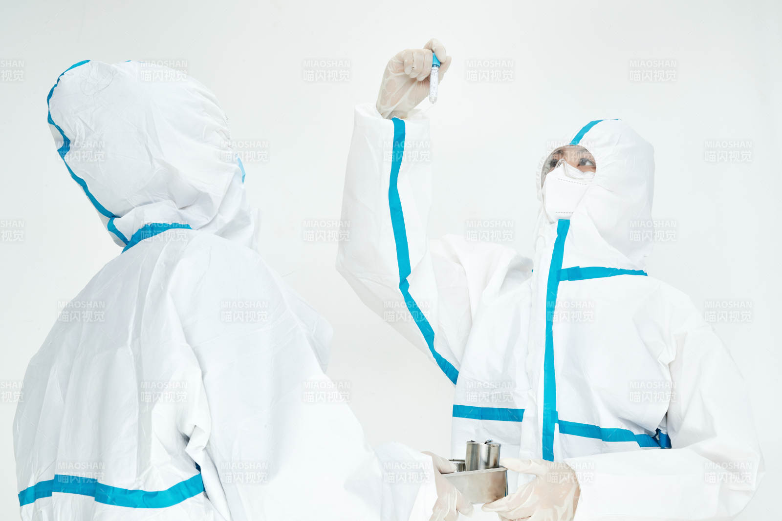 穿白色防护服佩戴护目镜口罩的女性医疗人员图片