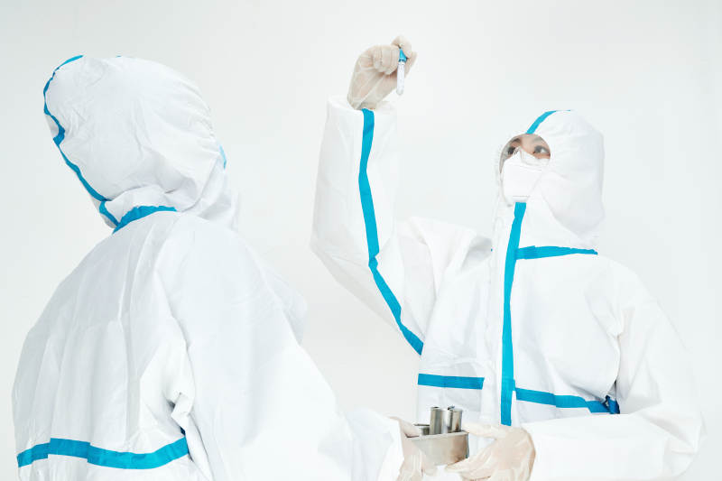 穿白色防护服佩戴护目镜口罩的女性医疗人员图片