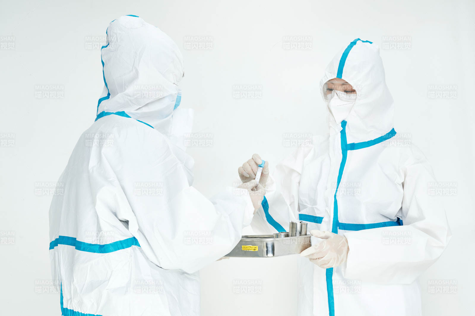 穿白色防护服佩戴护目镜口罩的女性医疗人员图片