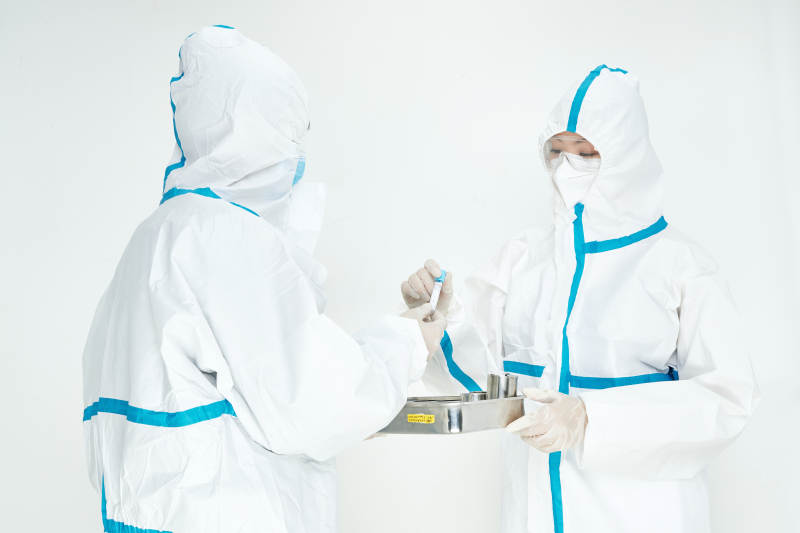 穿白色防护服佩戴护目镜口罩的女性医疗人员图片