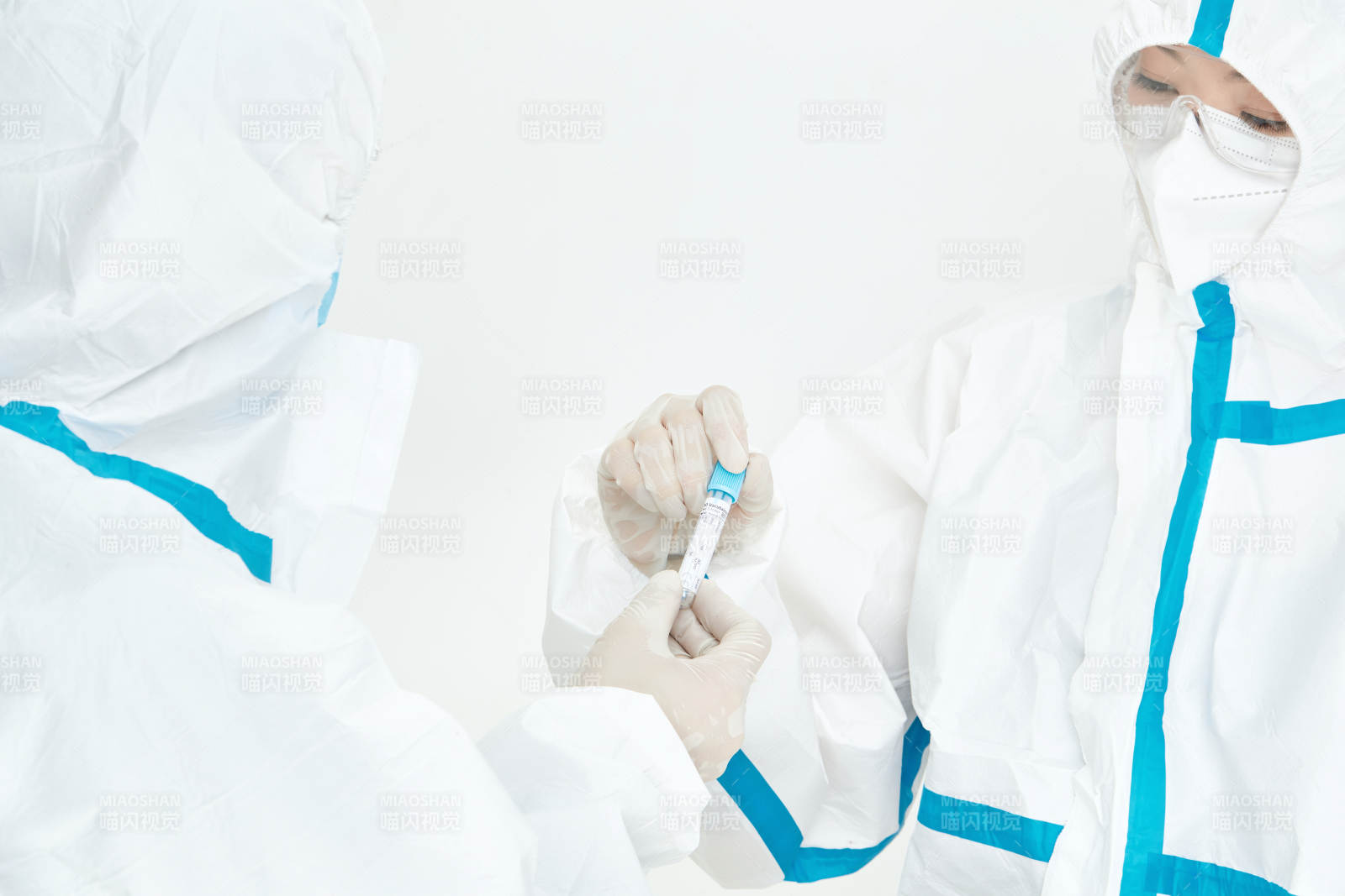 穿白色防护服佩戴护目镜口罩的女性医疗人员图片