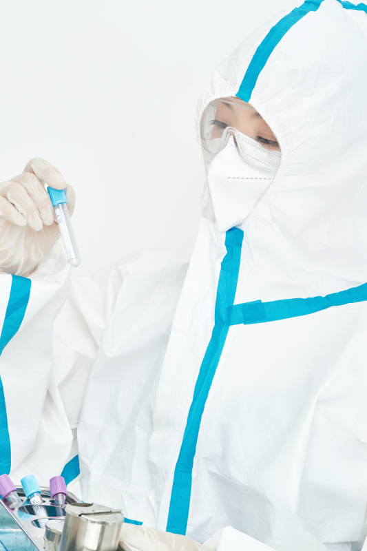 穿白色防护服佩戴护目镜口罩的女性医疗人员图片