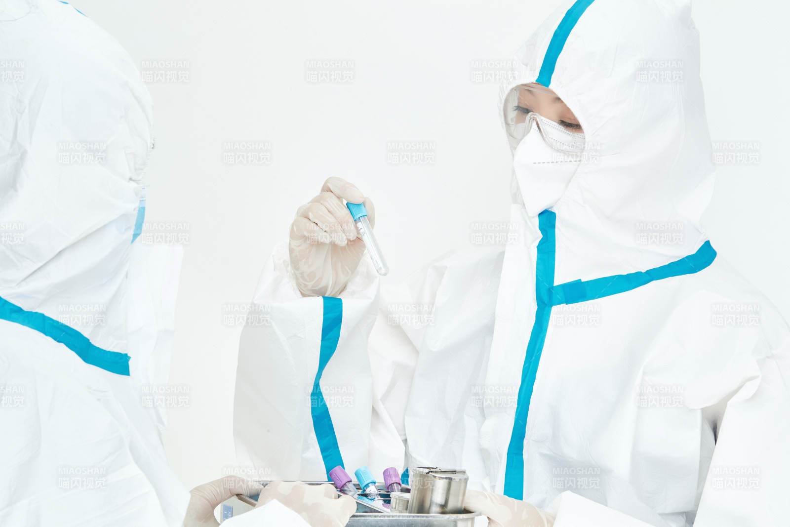 穿白色防护服佩戴护目镜口罩的女性医疗人员图片