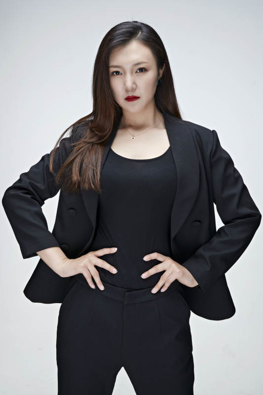 影棚拍摄白色背景亚洲年轻女性商务人像图片