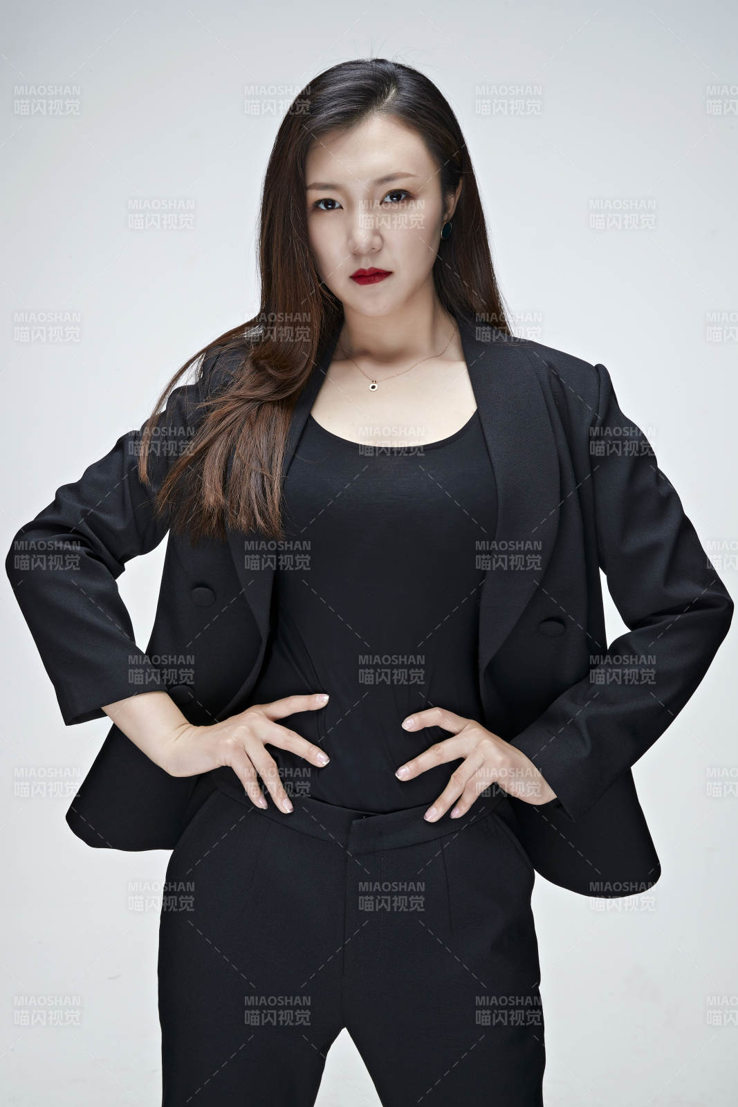 影棚拍摄白色背景亚洲年轻女性商务人像图片