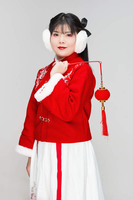 手提红灯笼身穿喜庆汉服的可爱少女图片