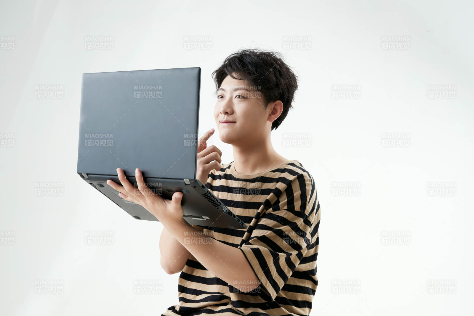 沉浸在网络恋爱世界的青年男子图片