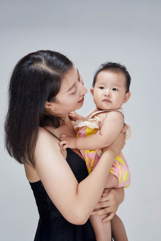 妈妈陪伴宝宝快乐的玩耍图片