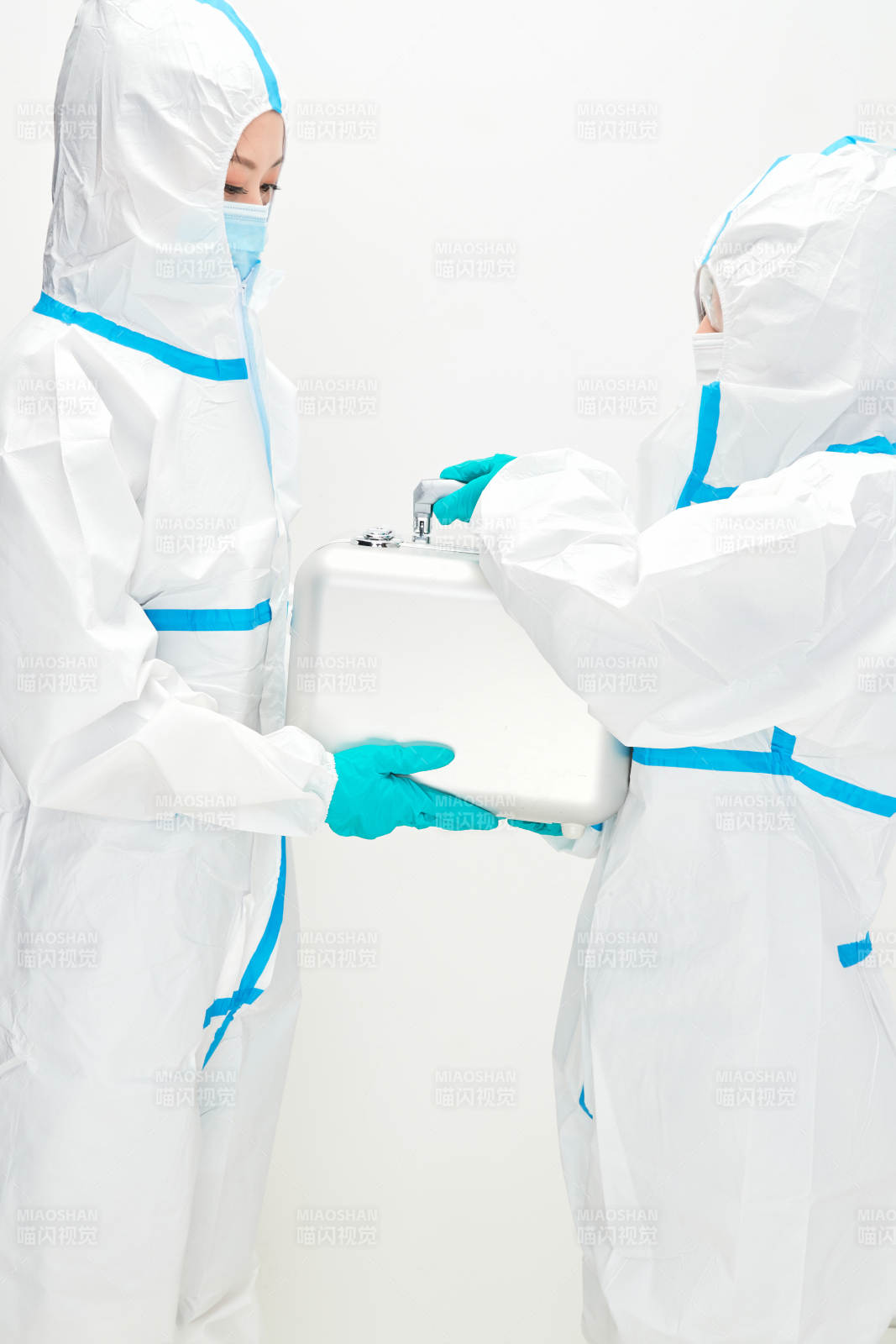 穿白色防护服佩戴护目镜口罩的防疫人员图片