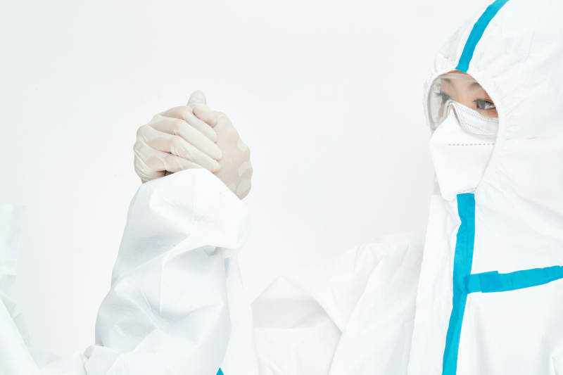 穿白色防护服佩戴护目镜口罩的女性医疗人员图片