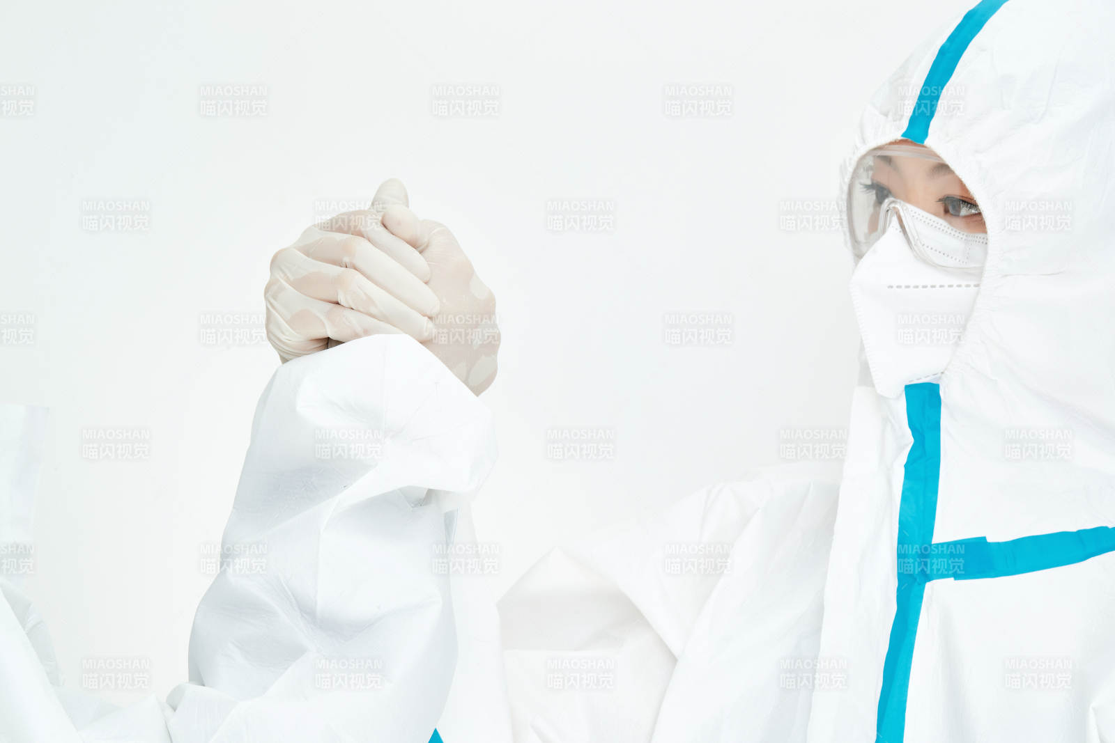 穿白色防护服佩戴护目镜口罩的女性医疗人员图片