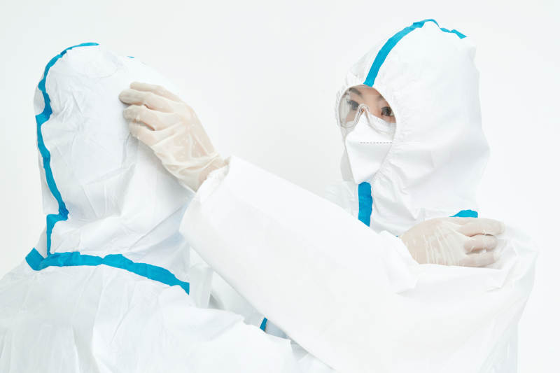 穿白色防护服佩戴护目镜口罩的女性医疗人员图片